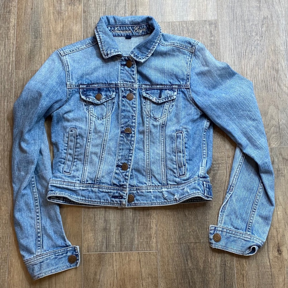 American Eagle Light Wash Distressed Cropped Denim Trucker Jacket Womens Medium